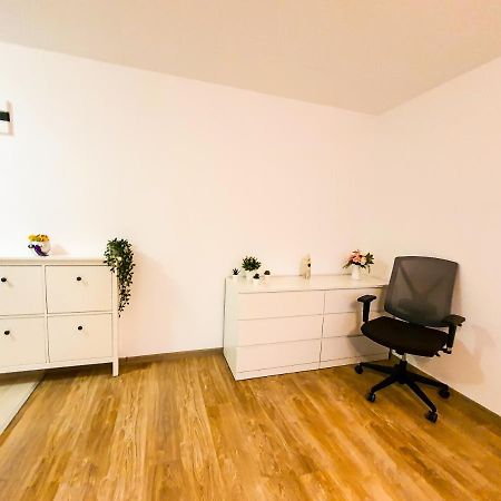 Luxurious Retreat 1Br Apartment With Netflix, Private Parking And Self Check In Popesti-Leordeni Buitenkant foto